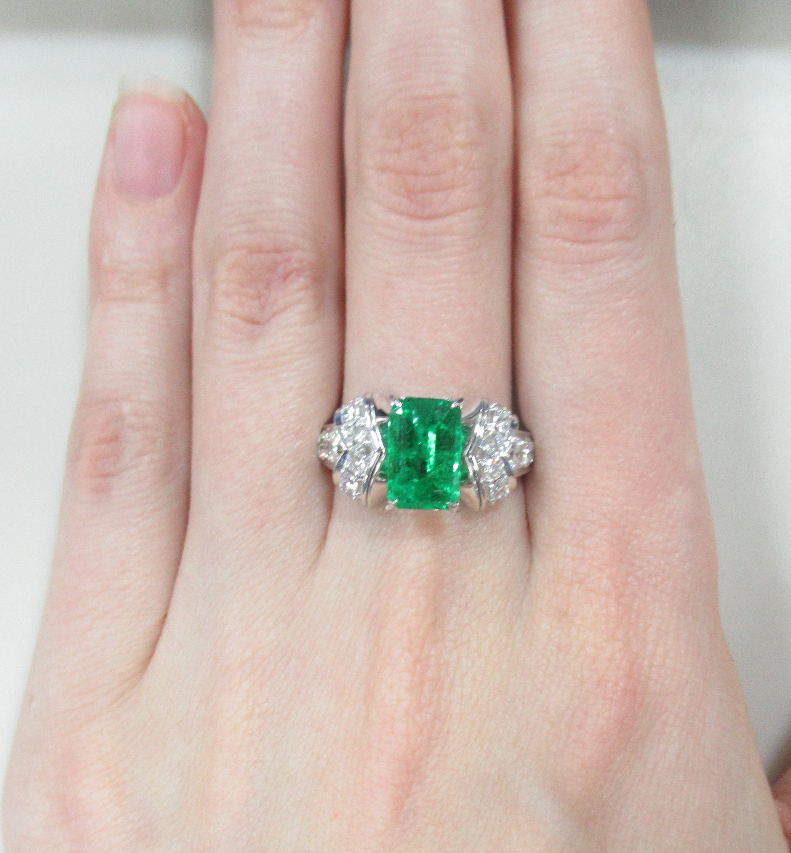 Кольцо из белого золота с изумрудом